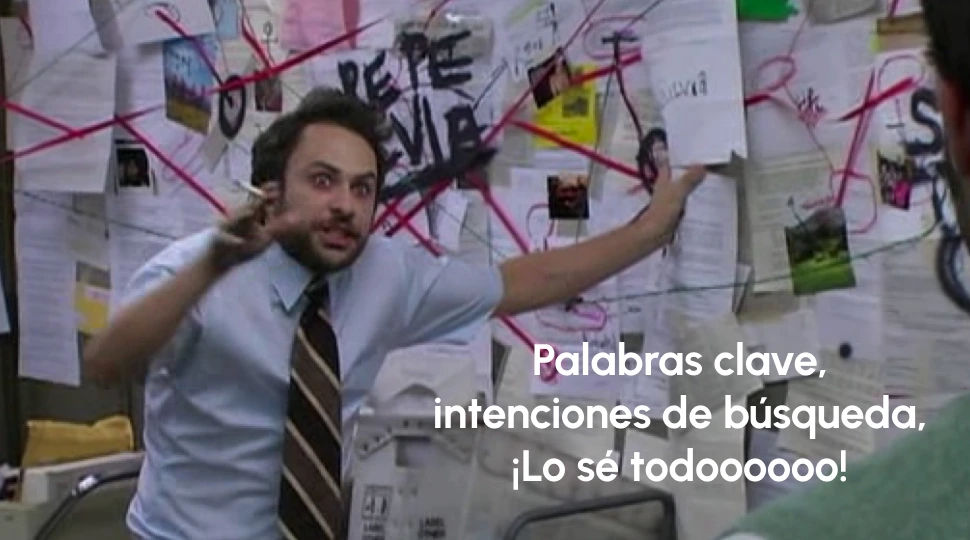 meme de un hombre frente a una pizarra de conspiración llena de papeles e hilos rojos con el texto palabras clave, intenciones de búsqueda, lo sé todoooooo