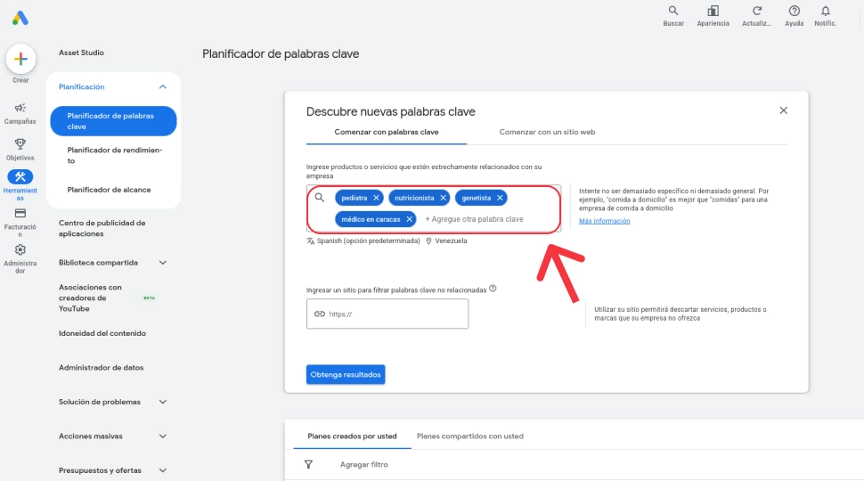 captura de pantalla del planificador de palabras clave de google ads mostrando cómo ingresar palabras clave semilla y seleccionar el país señalados con una flecha roja