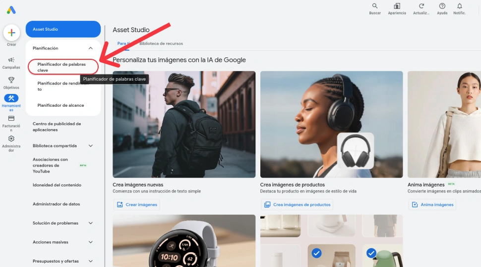 captura de pantalla de la interfaz de google ads señalando con una flecha roja el planificador de palabras clave en el menú lateral